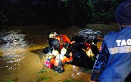 Proses evakuasi mobil dan korban di lokasi kejadian. (Jatim Memanggil/Ist)