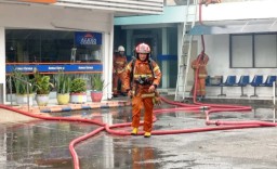 Petugas berjibaku melakukan upaya pemadaman api yang membakar bangunan apotek di Surabaya. (Jatim Memanggil/Antara)