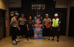 Polres Sumenep, Madura, Jawa Timur menyebar dan memasang banner larangan bagi anggota Polri masuk ke tempat hiburan malam. (Jatim Memanggil/Hms)