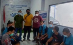 Sejumlah orang ketika berada di Unit Pelayanan Teknis (UPT) BP2MI Wilayah Surabaya, Jawa Timur. (Jatim Memanggil/Antara)