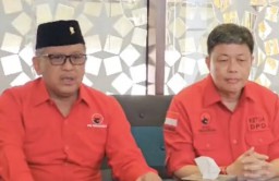 Tangkapan layar Sekretaris Jenderal PDIP Hasto Kristiyanto (kiri) memberi keterangan dalam rekaman video yang diterima wartawan. (Jatim Memanggil/Antara)