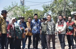 Bupati Sidoarjo Gus Muhdlor saat meninjau proyek betonisasi di Desa Banjar Panji, Kecamatan Tanggulangin. (Jatim Memanggil/Ist)