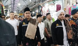 Ketum PSI Kaesang bersama Habib Hussein ketika masuk ke kompleks makam Sunan Bonang Tuban. (Jatim Memanggil/Ist) 