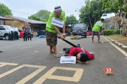 Kedua pelaku ketika melakukan reka ulang adegan di halaman Mapolres Tuban. (Jatim Memanggil/Ist) 