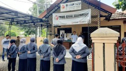 Bawaslu Bojonegoro memutuskan pelanggaran terhadap Kades Ngunut, Kecamatan Dander, Kabupaten Bojonegoro. (Jatim Memanggil/Afifullah) 