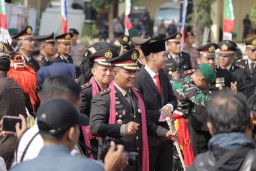 Kapolres Tuban mengenakan Selendang ikut Menari Thak-thakan