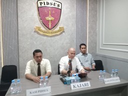 Kepala Kejaksaan Negeri Tuban Armen Wijaya (tengah) dalam Rilis Resmi Penetapan Tersangka Korupsi APMD