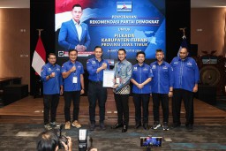 AHY menyerahkan SK Rekomendasi Pilkada Tuban2024 kepada Aditya Halindra Faridzky (sumber X : @agusyudhoyono)