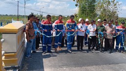 potong pita peresmian jembatan damseng di kecamatan Senori Kabupaten Tuban