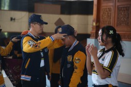 Pjs Bupati Tuban, Agung Subagyo menyematkan topi kepada atlet yang berangkat di POPDA Jatim 2024