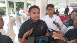 Kasatreskrim Polres Tuban, AKP Dimas Robin Alexander saat diwawancarai wartawan