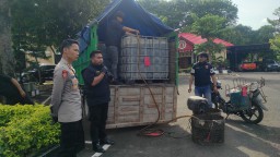 Petugas menyita BBM Bersubsidi yang disalahgunakan untuk kepentingan industri/non-subsidi