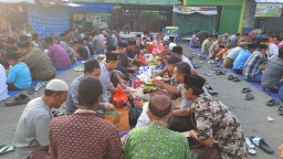 Saat Ketupat, Doa, dan Laut Menyatukan Warga Gesik Tuban. (Jatim Memanggil/Ist) 