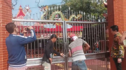 Pintu utama TITD Kwan Sing Bio Tuban kembali dibuka setelah digembok 2 hari imbas konflik internal. (Foto: Abdul Rohman/ Jatim Memanggil)