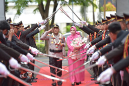 Kapolres Baru Tuban Disambut Dengan Pedang Pora
