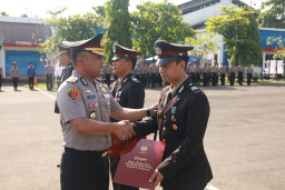 Hari Kesadaran Nasional, Kapolres Tuban Berikan Penghargaan Satyalancana