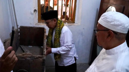 Sowan ke Cicit Syaikhona Kholil, Gus Rozin Dikalungi Sorban dan Diajak Melihat Koper Tua 