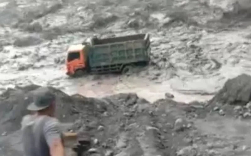 Tangkapan layar sebuah truk penambang pasir diterjang lahar dingin Gunung Semeru di Kabupaten Lumajang, Jawa Timur, Jumat (24/3/2023). (Jatim Memanggil/Ist)