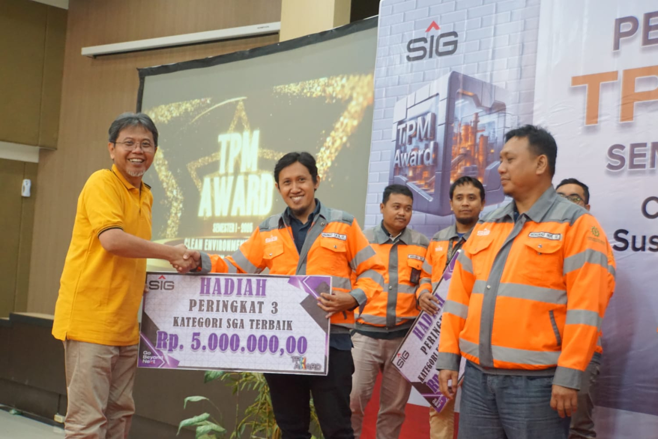 Penyerahan hadiah pemenang TPM Award SIG Pabrik Tuban