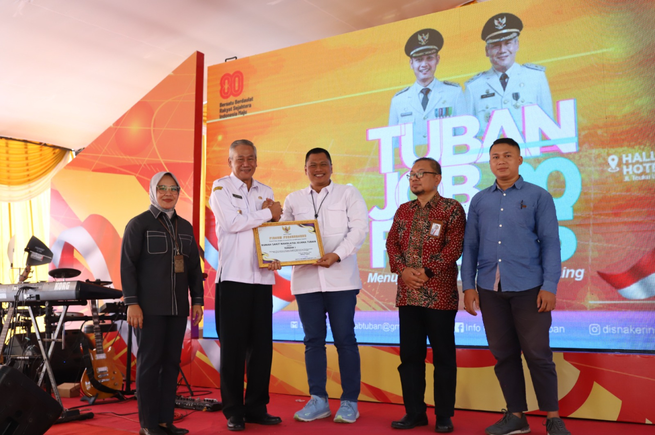 Wabup Tuban, Joko Sarwono (kiri) dalam Pembukaan Job Fair 2025