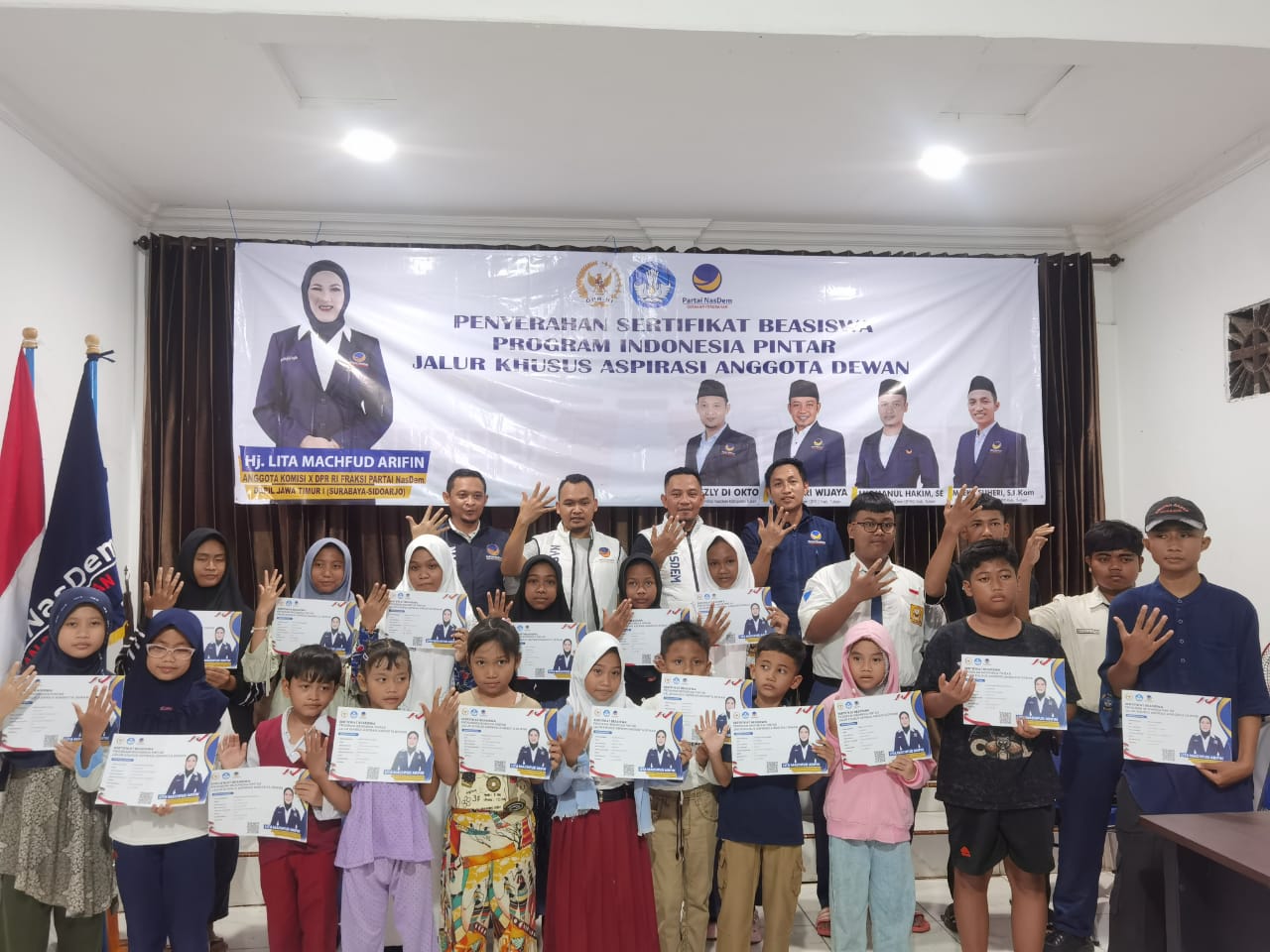 Penerima bantuan pendidikan PIP bersama pengurus Partai Nasdem