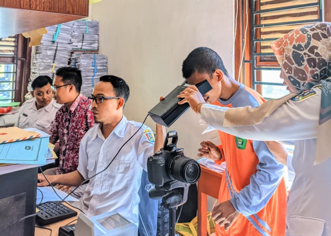 Salah satu siswa penyandang disabilitas menjalani proses perekaman KTP didampingi oleh guru
