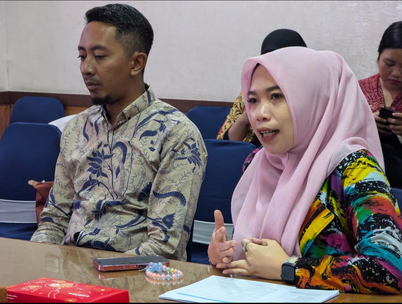 Ketua KPID Jawa Timur, Royin Fauziana (kanan)