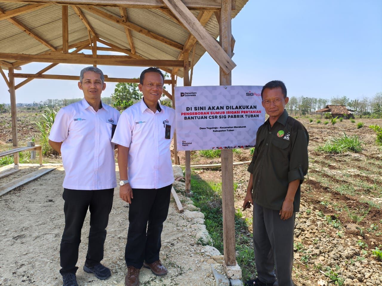 PT SIG Menyerahkan Bantuan Sumur Bor Kepada KTH Wono Lestari Desa Tegalrejo Kecamatan Merakurak - Tuban