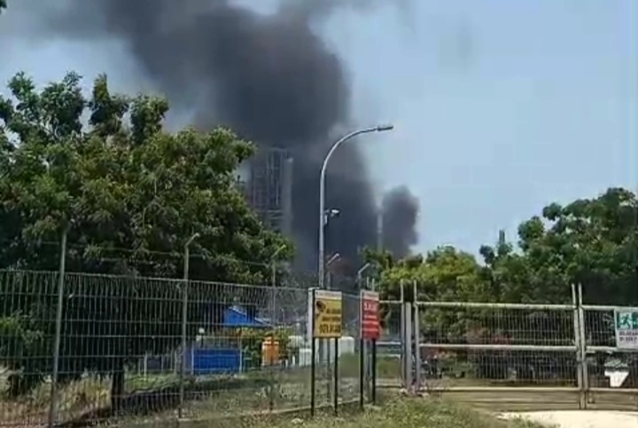 Kepulan asap membumbung di pabrik PT. TPPI akibat kebocoran pompa