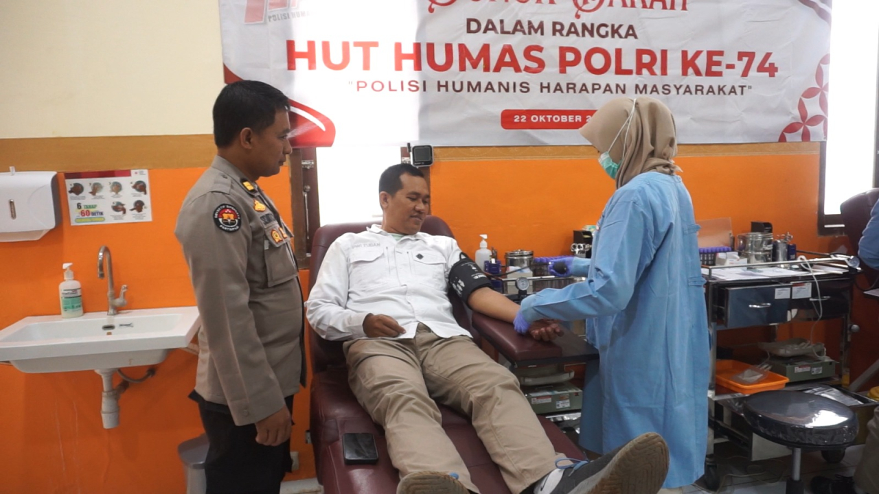 Donor darah dalam rangka HUT Humas Polri ke 74 di PMI Tuban