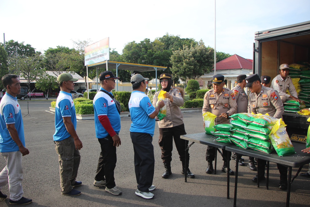 Para buruh mendapatkan sembako saat apel kebangsaan di Mapolres Tuban