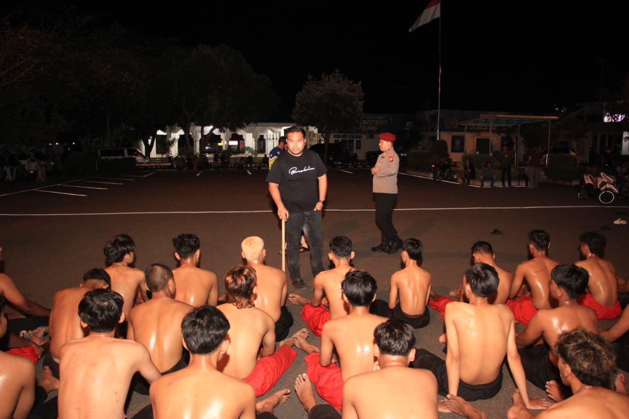 Para Pemuda mendapatkan pembinaan di Mapolres Tuban setelah terjaring razia konvoi sepeda motor