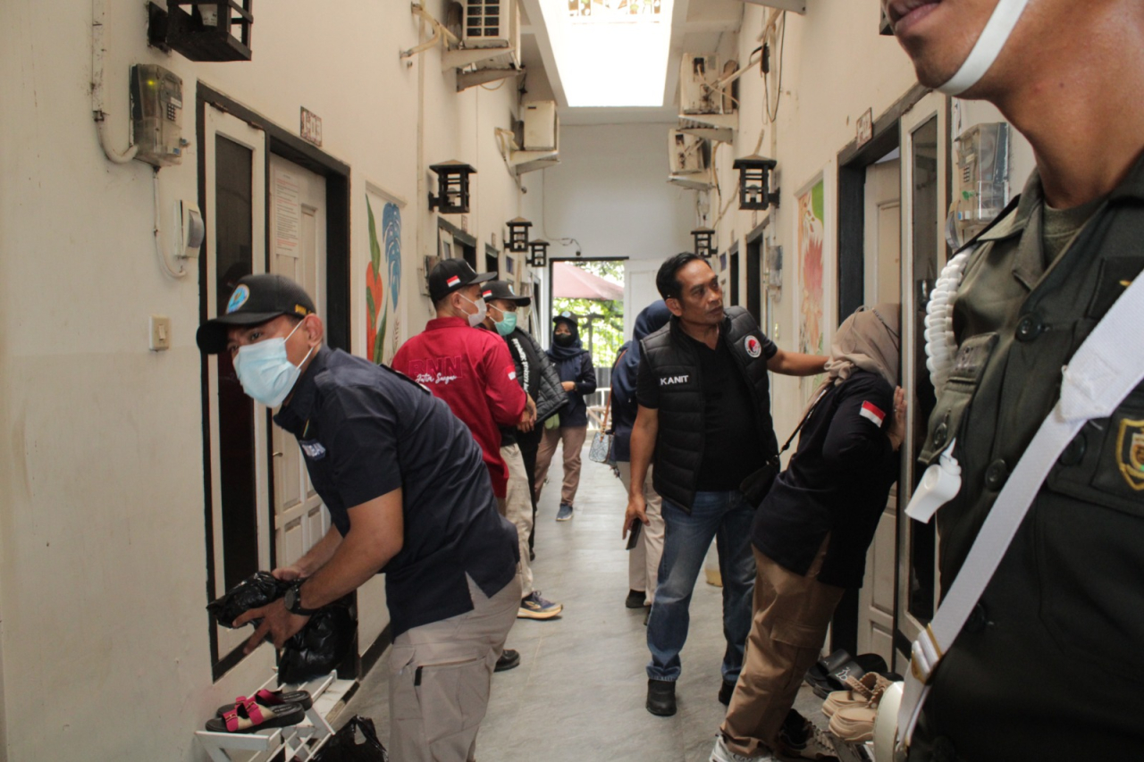 Petugas gabungan BNN merazia salah satu rumah kos di Tuban