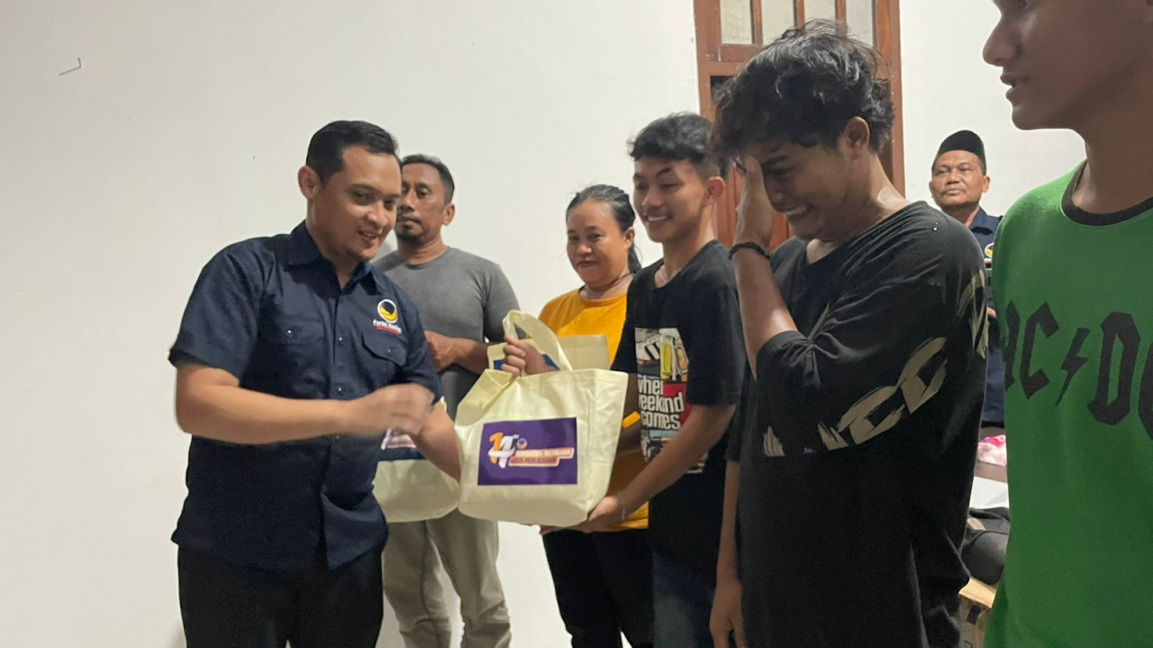 Nasdem Tuban bagikan ratusan paket sembako dalam rangka ulang tahun Partai Nasdem ke 14