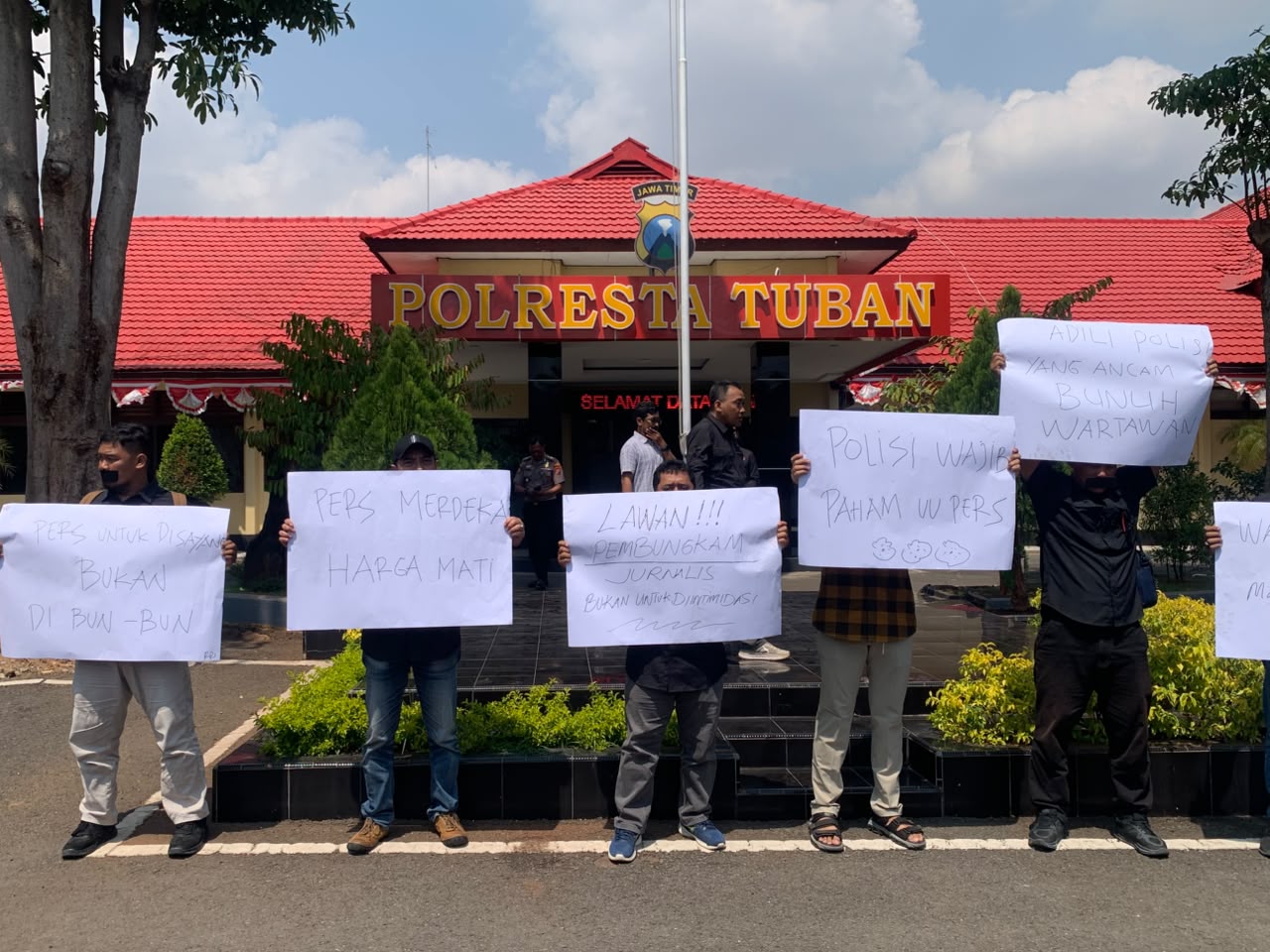 Puluhan Wartawan Demo Mapolresta Tuban, Buntut Dugaan Intimidasi