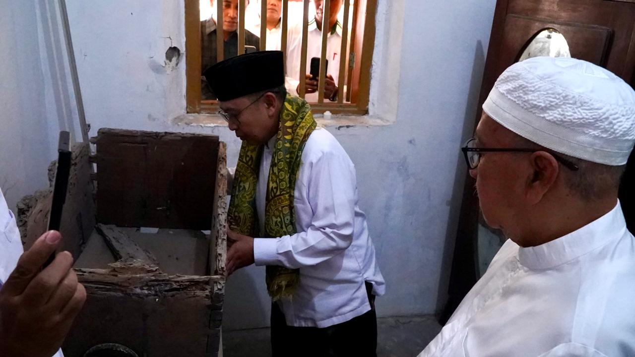 Sowan ke Cicit Syaikhona Kholil, Gus Rozin Dikalungi Sorban dan Diajak Melihat Koper Tua